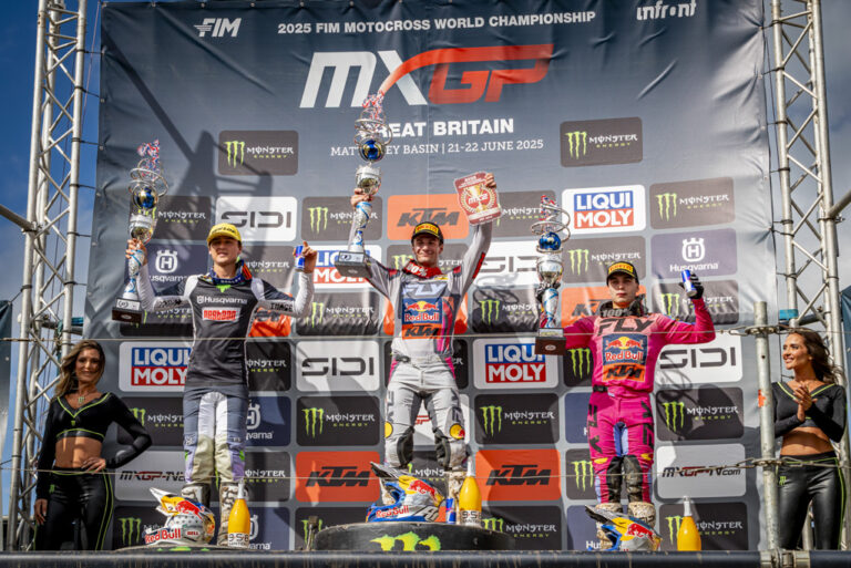 Simon Längenfelder celebrando su victoria en el MXGP de Gran Bretaña 2025 - Foto:www.dirthub.co.uk